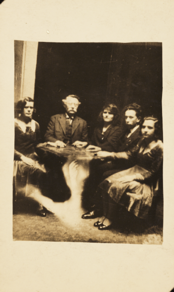 <b>Author:</b> William Hope<br>
<b>Source:</b> National Science and Media Museum<br>
<b>License:</b> <a href="https://creativecommons.org/publicdomain/zero/1.0/" target="_blank" rel="noopener">Public domain</a>