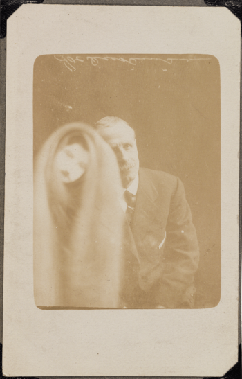 <b>Author:</b> William Hope<br>
<b>Source:</b> National Science and Media Museum<br>
<b>License:</b> <a href="https://creativecommons.org/publicdomain/zero/1.0/" target="_blank" rel="noopener">Public domain</a>