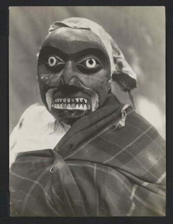 <b>Author:</b> Edward S. Curtis<br>
<b>Source:</b> Library of Congress Prints and Photographs Division Washington, D.C.<br>
<b>License:</b> <a href="https://www.copyright.gov/fair-use/" target="_blank" rel="noopener">Fair use</a>