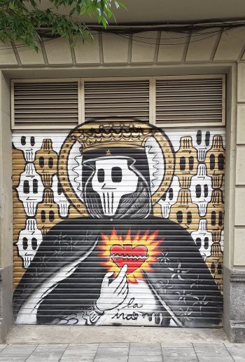 <b>Author:</b> AlbertRA<br>
<b>License:</b> <a href="https://creativecommons.org/licenses/by-sa/4.0/" target="_blank" rel="noopener">CC BY-SA 4.0</a> Graffiti de La IraMon Mort al carrer Anselm Clave de Lleida Wikimedia AlbertRA CC BY SA 4 0