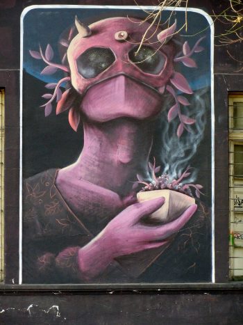 <b>Author:</b> Rodrigo Fernández<br>
<b>License:</b> <a href="https://creativecommons.org/licenses/by-sa/4.0/" target="_blank" rel="noopener">CC BY-SA 4.0</a> Grafiti en la calle Bellavista entre Ernesto Pinto Lagarrigue y Purisma mas cerca de esta ultima junto al Teatro Alcala Wikimedia Rodrigo Fernandez CC BY SA 4 0