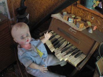 <b>Author:</b> Eric Skiff<br>
<b>License:</b> <a href="https://creativecommons.org/licenses/by-sa/2.0/" target="_blank" rel="noopener">CC BY-SA 2.0</> creepy kid with a piano Flickr Eric Skiff CC BY SA 2 0