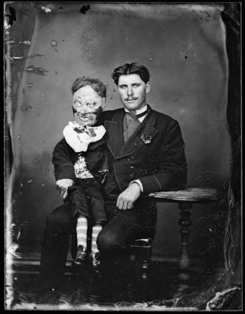 <b>Author:</b> William James Harding<br>
<b>License:</b> <a href="https://creativecommons.org/publicdomain/zero/1.0/" target="_blank" rel="noopener">Public domain</a> Photograph of Ventriloquist Lieutenant Herman Wikimedia William James Harding PublicDomain
