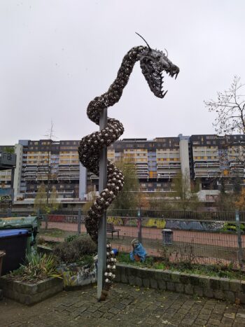<b>Author:</b> Gerd Fahrenhorst<br>
<b>License:</b> <a href="https://creativecommons.org/licenses/by/4.0/" target="_blank" rel="noopener">CC BY 4.0</a> Skulptur Naga von Oliver Christoph am UJZ Glocksee in Hannover Wikimedia Gerd Fahrenhorst CC BY 4 0