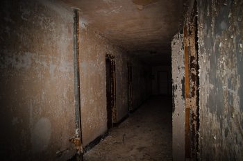 <b>Author:</b> Stuart McAlpine<br>
<b>License:</b> <a href="https://creativecommons.org/licenses/by/2.0/" target="_blank" rel="noopener">CC BY 2.0</a> Dark Hallway Flickr Stuart McAlpine CC BY 2 0
