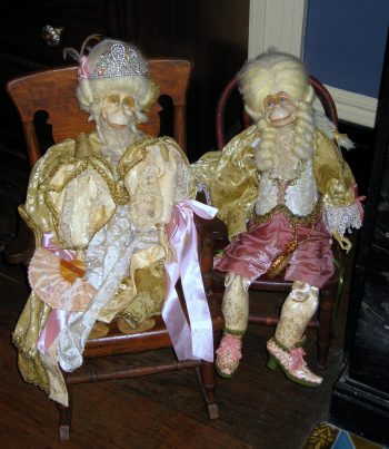 <b>Author:</b> Jared<br>
<b>License:</b> <a href="https://creativecommons.org/licenses/by/2.0/" target="_blank" rel="noopener">CC BY 2.0</a> Houmas House Plantation Main House Interior Creepy Monkey Dolls Flickr Jared CC BY 2 0
