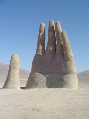 <b>Author:</b> Marcos Escalier<br>
<b>License:</b> <a href="https://creativecommons.org/licenses/by-sa/2.0/" target="_blank" rel="noopener">CC BY-SA 2.0</a> Mano del Desierto Escultura de Mario Irarrázabal Wikimedia Marcos Escalier CC BY SA 2 0