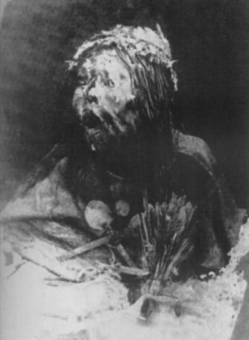 <b>Author:</b> Amadeo Sirolli<br>
<b>License:</b> <a href="https://creativecommons.org/publicdomain/zero/1.0/" target="_blank" rel="noopener">Public domain</a> La momia del cerro Chuscha Tolombón 1924 Wikimedia Amadeo Sirolli CC0