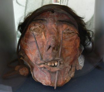 <b>Author:</b> Helvetiker<br>
<b>License:</b> <a href="https://creativecommons.org/publicdomain/zero/1.0/" target="_blank" rel="noopener">Public domain</a> Schaffhausen Museum zu Allerheiligen Sammlung Ebnöther Trophäenkopf Peru südliche Küstenregion Nazca Wikimedia Helvetiker CC0